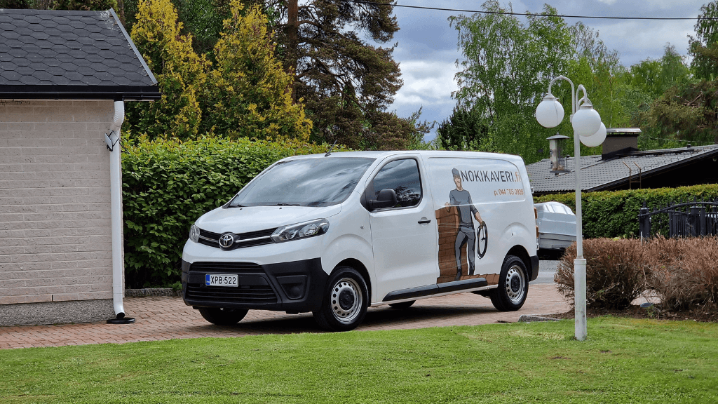 Nuohoojan auto nuohouskohteen pihassa.