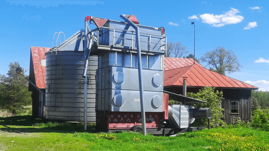 Siirrettävä viljankuivuri valmiina nuohottavaksi.