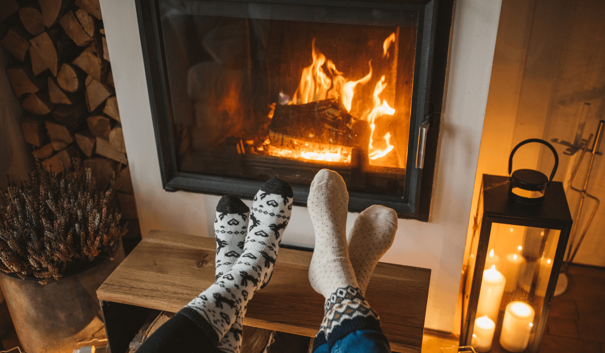 Pariskunta nauttimassa takkatulen lämmöstä nuohouksen jälkeen.