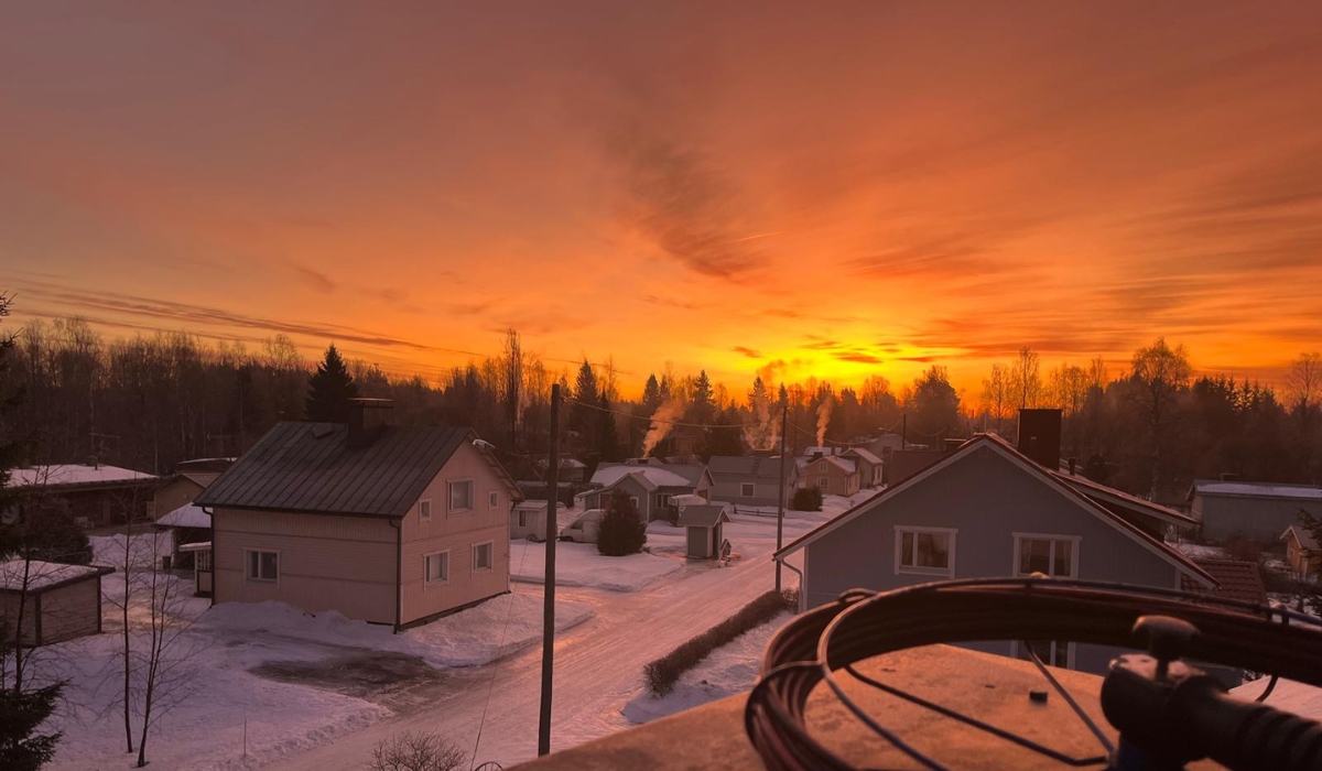 Talvinen maisema talon katolta.