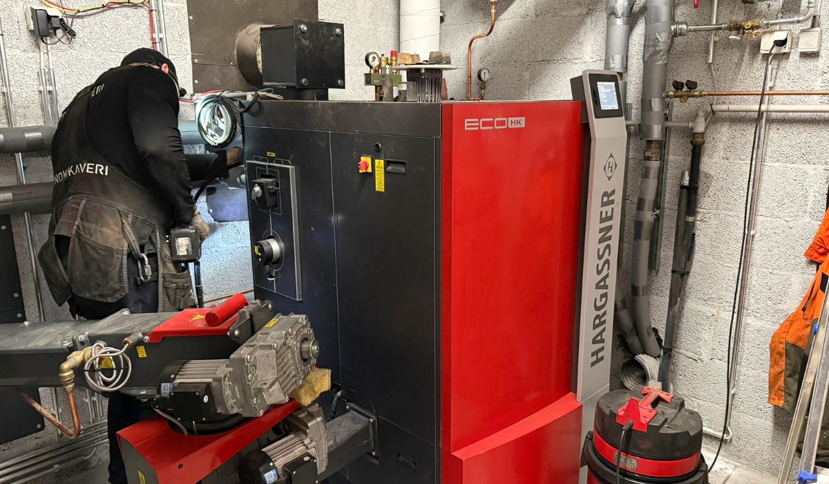 Nokikaverin nuohoojat suorittamassa Hargassnerin vuosihuoltoa