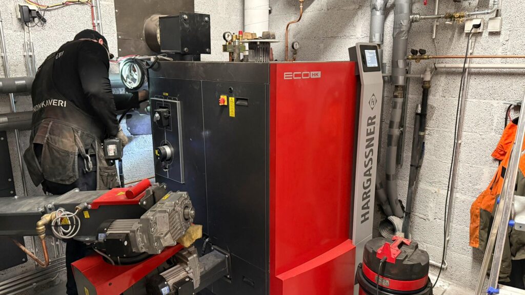 Nokikaverin nuohoojat huoltamassa Hargassneria.