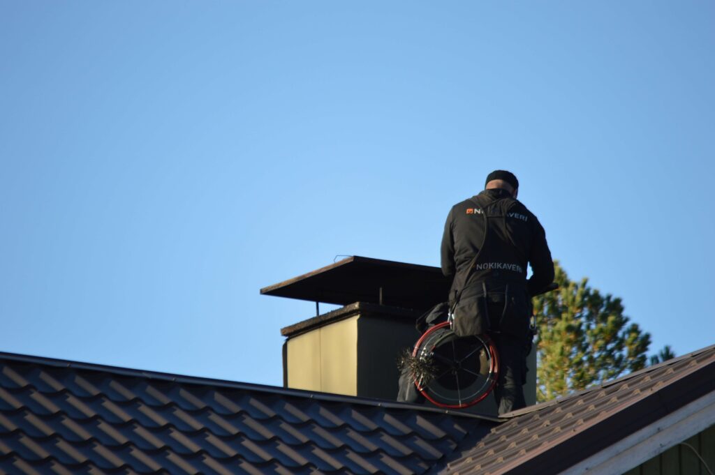 Nuohous Järvenpää – Nokikaverin nuohooja suorittamassa nuohousta.