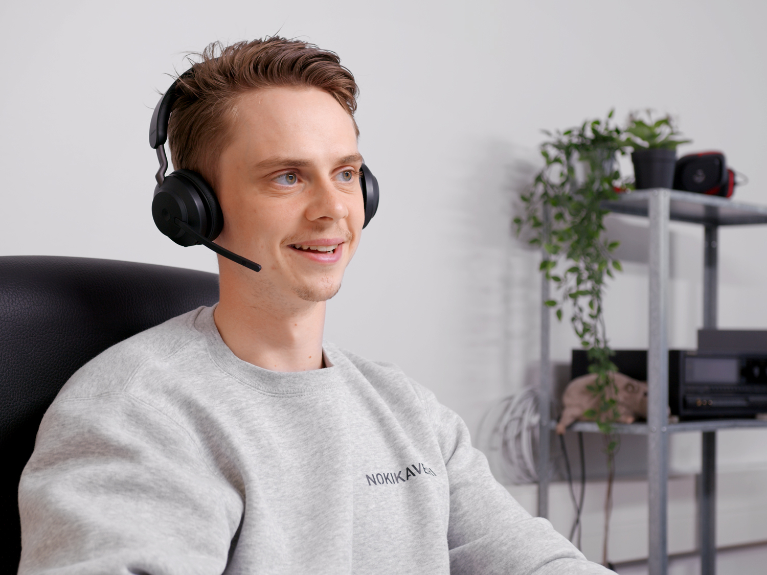 Myyntipäällikkö Joonas soittamassa puhelua