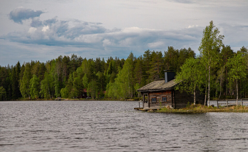 527A0293-Edit Mökki järven äärellä