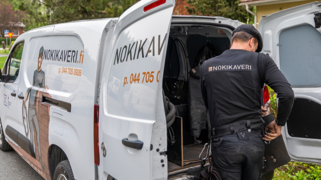 Nuohooja keräämässä varusteita
