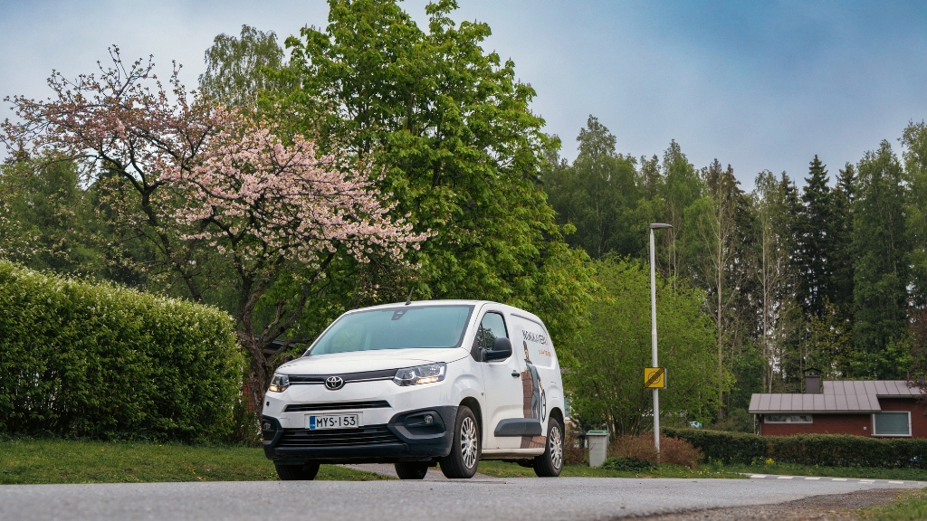 Nokikaverin auto keväisissä maisemissa
